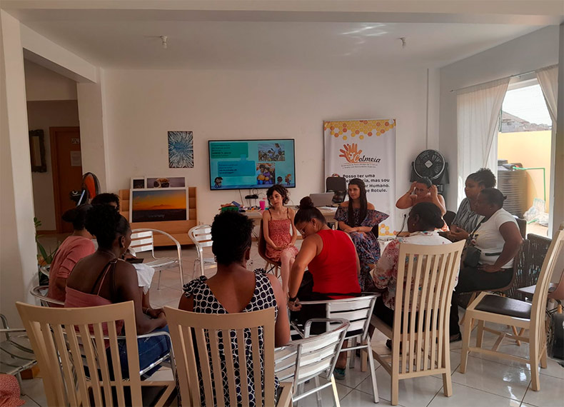Thais Pousada impartiendo conferencia en Cabo Verde