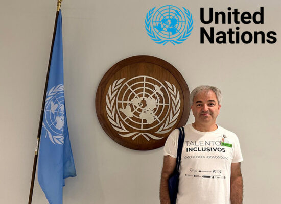 Javier Pereria frente a la entrada de la ONU en NY