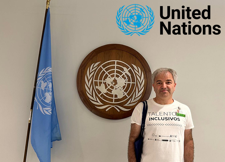 Javier Pereria frente a la entrada de la ONU en NY