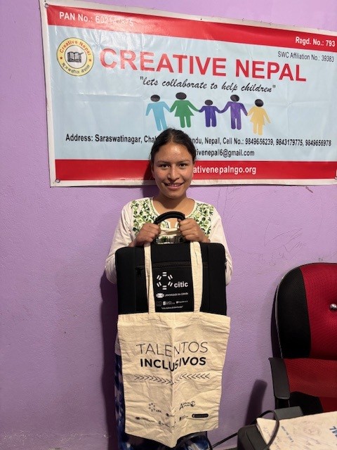 Niña nepali recoje el ordenador