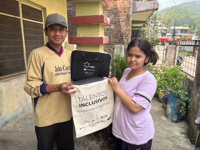 Niños nepalis recogen el ordenador