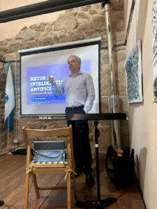 Foto de Javier Pereeria en un momento de su charla exponiendo una diapositiva