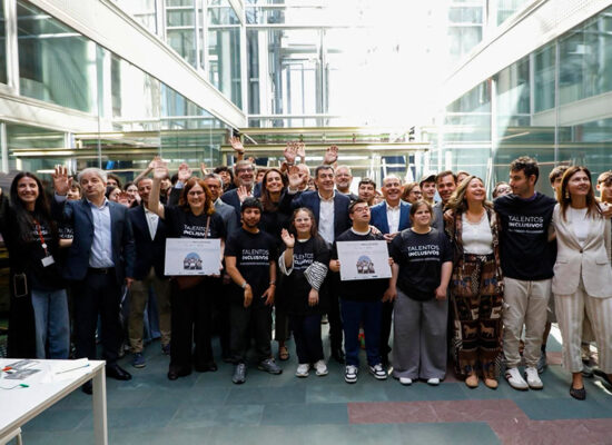 Foto del acto de cierre de Talentos Inclusivos con muchos de los alumnos participantes