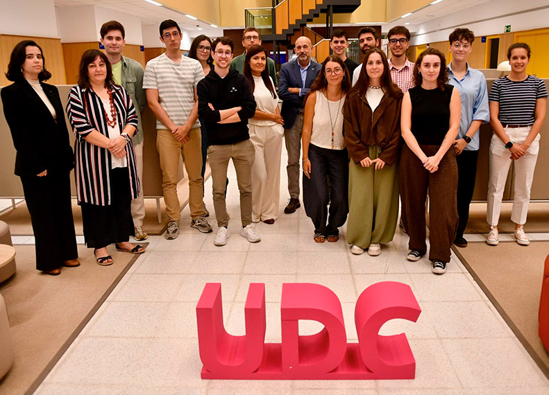 Foto del grupo de predocs de la XUNTA 2026 de la UDC. Alrededor de 15 personas en la foto junto al Vicerrector